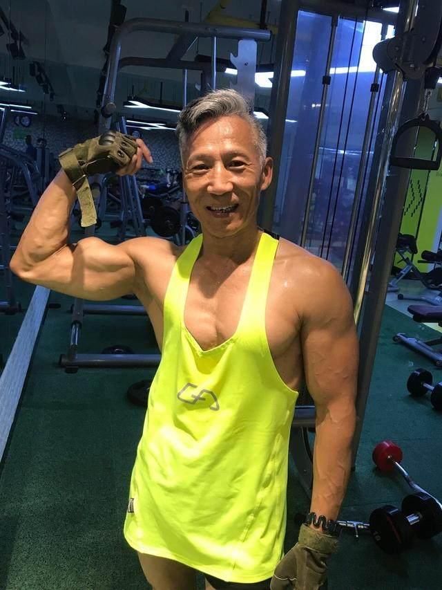 江苏大爷刘胜40年如一日坚持健身，如今成网红，参加米兰时装周！