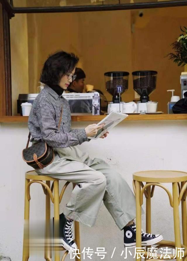 用配饰来■50岁以后女人如何提高衣品?学会这2点穿搭变美经,2020从美开始