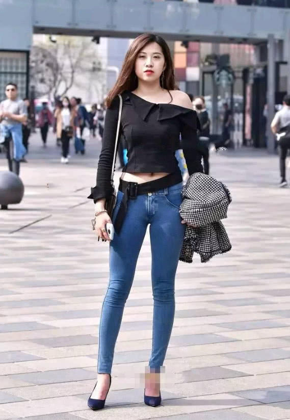 街拍：高挑长腿有气质的小姐姐，素净简约又很时髦尽显美女独特魅