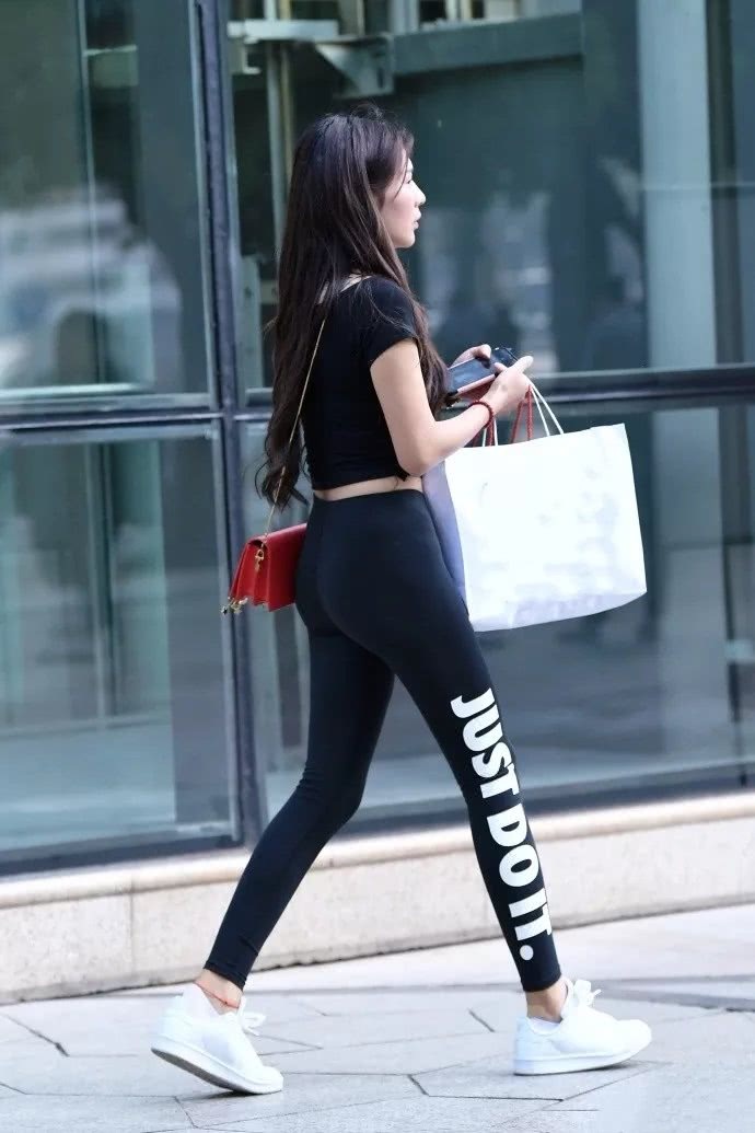 苗条纤瘦的打底裤小姐姐，有着街头风情，使人不忍离去