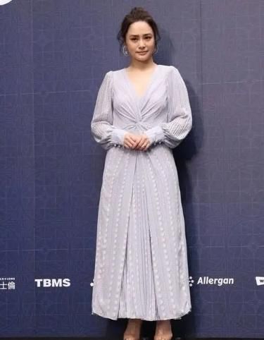  「呈现的更」阿娇终于穿对了，黑色V领连衣裙至少显瘦10斤，终于信是110斤了