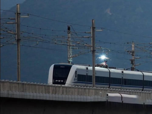  断裂■高铁车顶上的电线突然断裂，会有危险吗？看完为中国制造