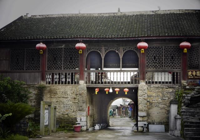 我国唯一“漂”在水上的一座古镇,盛产柚子,为什么至今不修路?