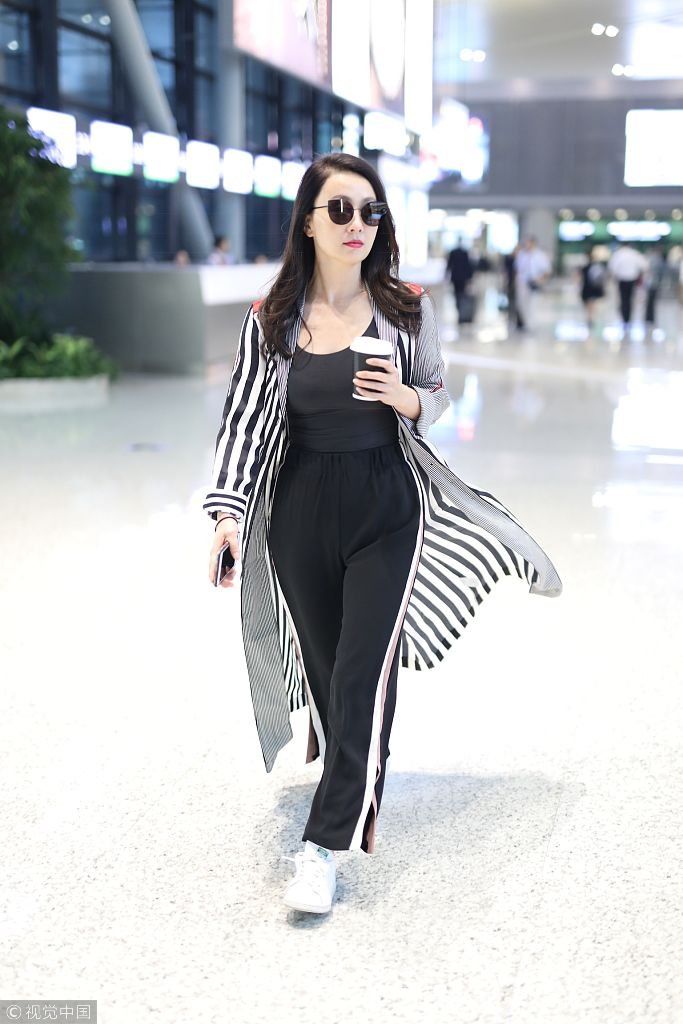 陶虹穿条纹长褂走路带风霸气十足 举咖啡迈步悠闲赶路笑意盈盈