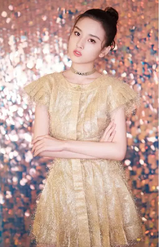 宋祖儿的腿像是假肢!这腿竟和墙融为一体了，得罪了修图师?