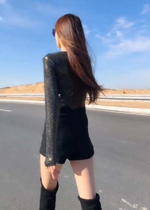 『穿搭』城市里的个性小姐姐, 不落俗套, 紧身穿着塑造好身材