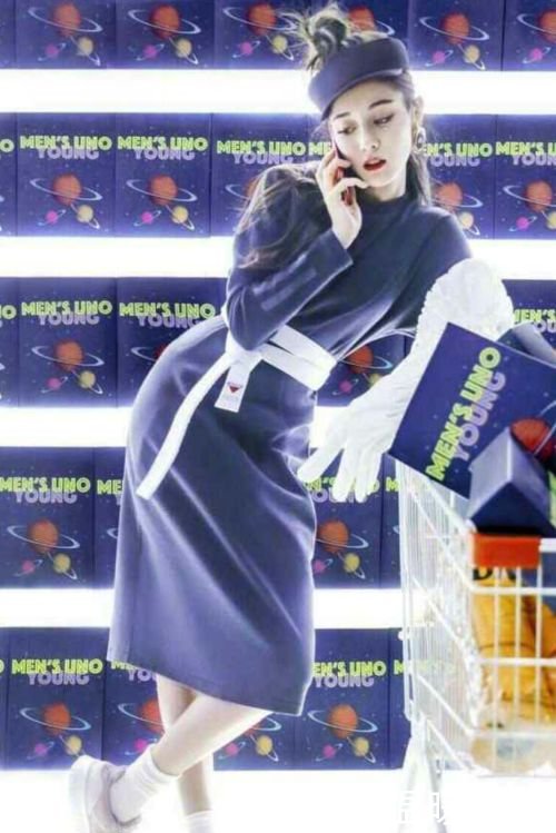 迪丽热巴时尚大片，造型随意俏皮又可爱，一双大长腿十分抢眼！