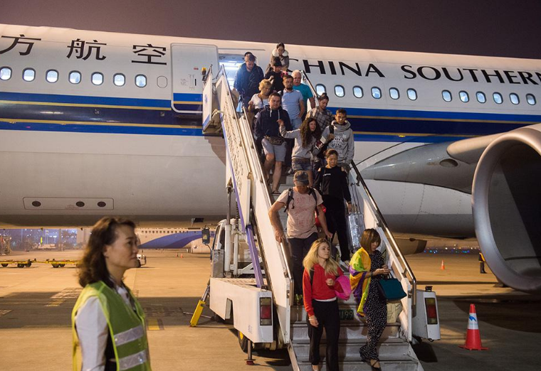 美国姑娘第一次来中国,不明白中国人一个奇怪举动,为何急于排队