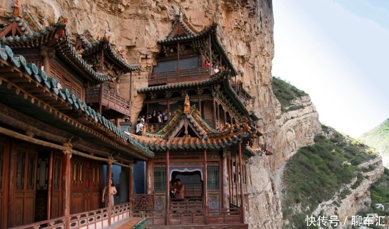 山西悬空寺,曾被列入世界可危建筑,仅木棍支撑就引游客纷至沓来