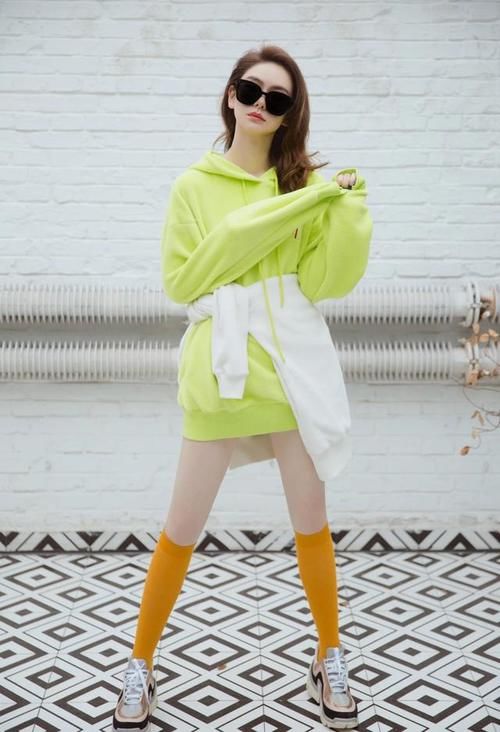  『戚薇联名款』开春不穿水果色卫衣怎么行，男星女星都在穿，再不穿一件就out了