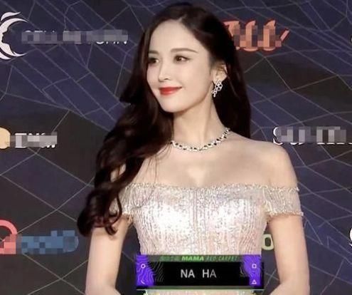  红毯：古力娜扎一袭银色露肩长裙亮相红毯 如同仙女下凡美丽迷人
