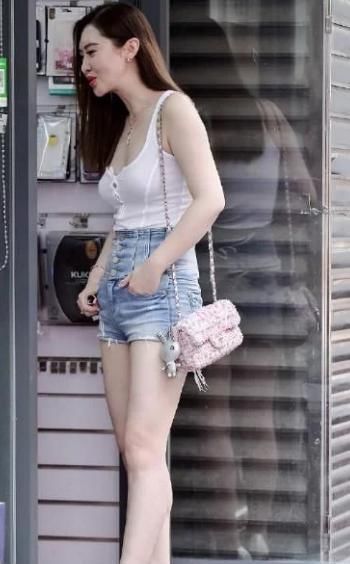  连体|微胖嫂子穿搭“有一套”,连体裤配“恨天高”,为了抢镜头真够拼的