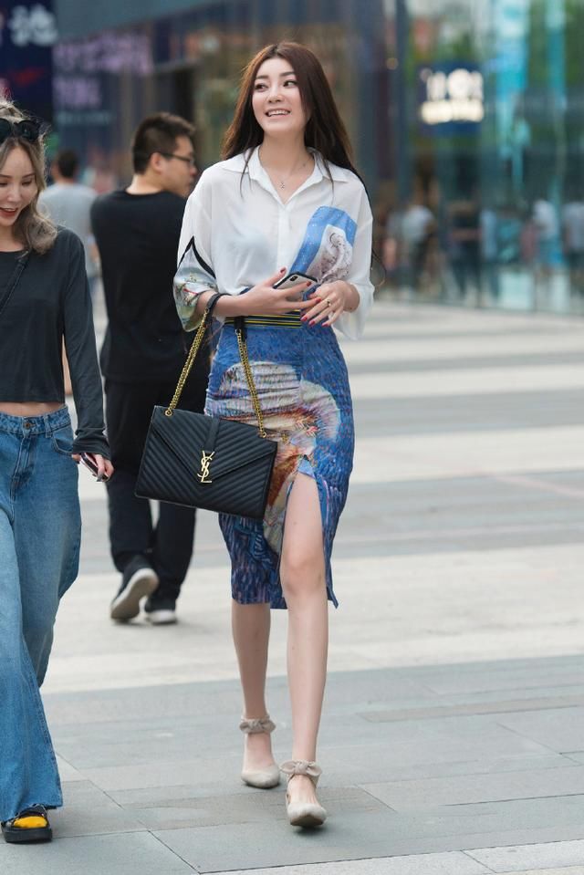 175cm身高的颜值美女，包臀裙穿的真高，网友：胸以下都是腿！