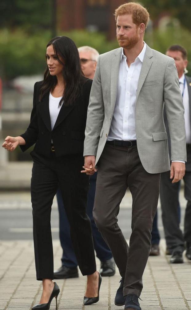 看惯了凯特的名媛风, 再看新鲜的梅根穿搭, 真是时髦的皇室代表