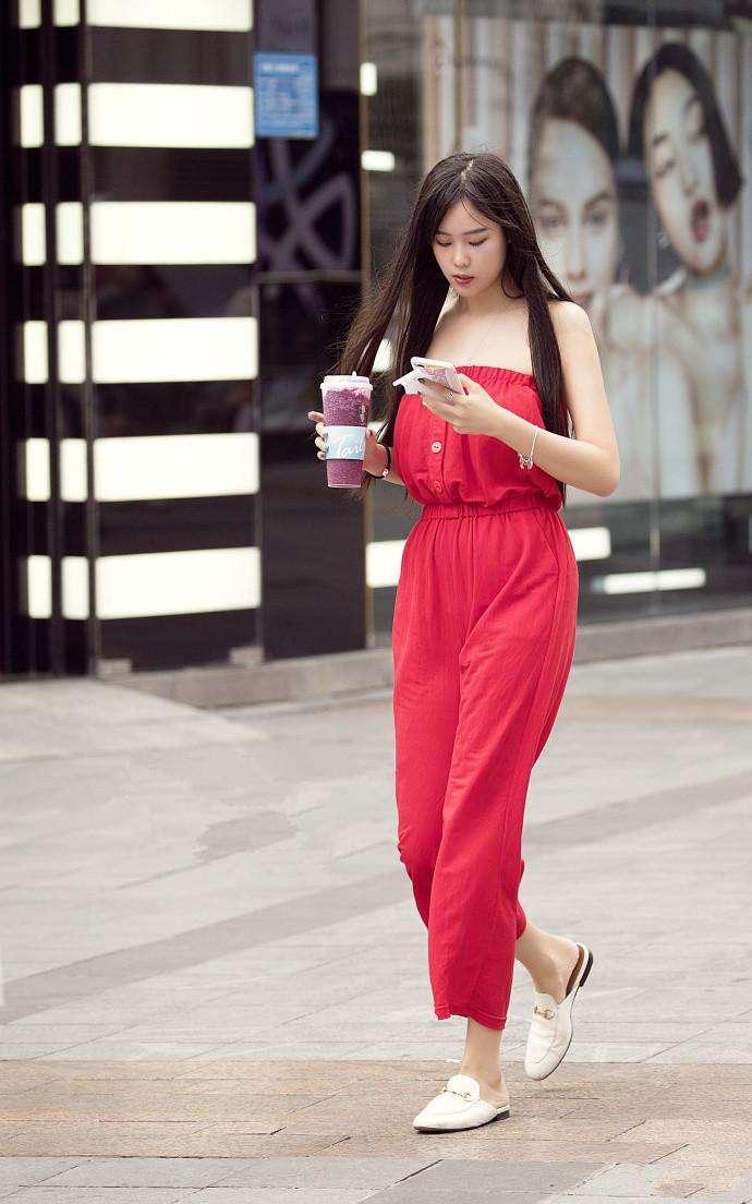 素人街拍: 身材比较自信的女生都少不了穿紧身连衣裙！