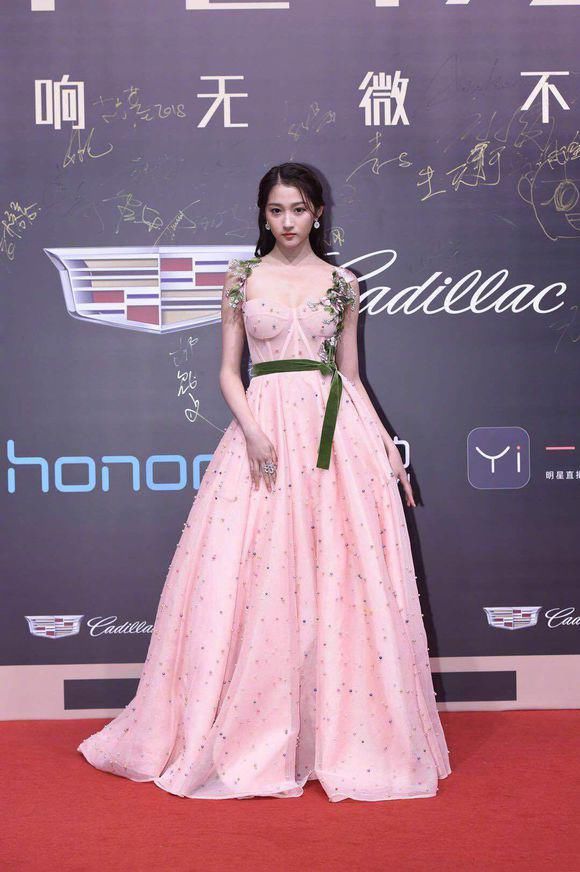 大家有没有被她这一身打扮吸引到？