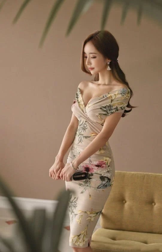 圆润小姐姐紧身旗袍将身材包裹的完美绝伦，上凸下翘A4腰看了勾人