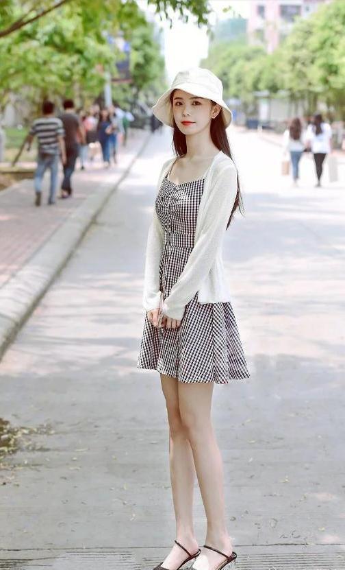 街拍：可爱小姐姐美腿白皙纤细，气质优美，曲线傲人身姿靓丽！