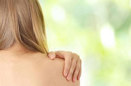 如果你后背上有这4大动静，毛囊里一定挤满了螨虫，3方法排干净