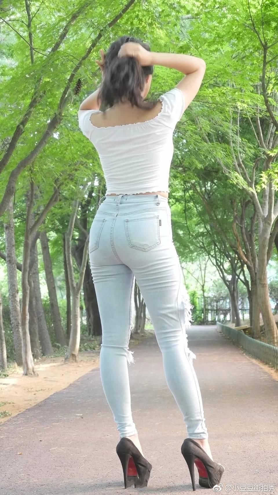 姐姐肉嘟嘟的身材穿着牛仔裤好俏啊！兄弟们的子弹上膛了没？