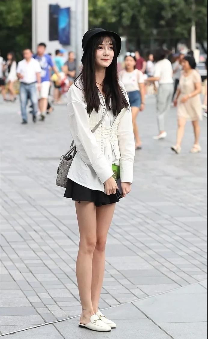 四川辣妹子街拍 长发美女全黑条纹上衣 尽显迷人身段 令人心动