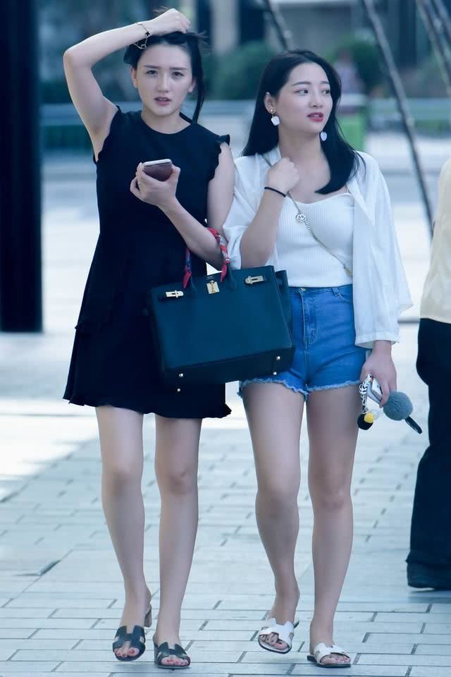 路人街拍,这位小姐姐一头黝黑柔顺的长发,看上去格外的美丽动人