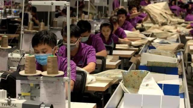  [触网]生意难做触网揽客，鞋企贱卖纾困，500双起6元一双