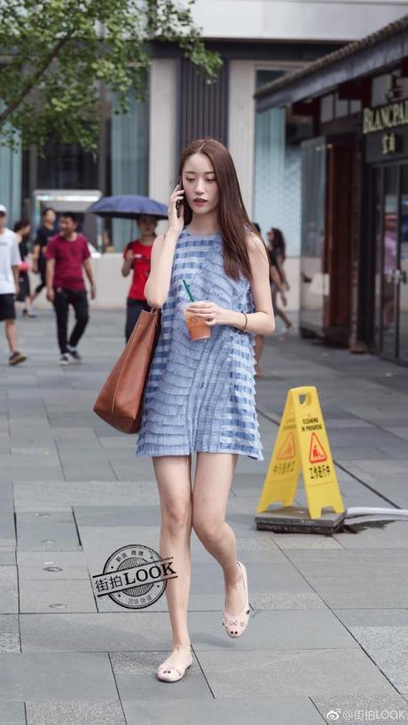 街拍:清新优雅的吊带裙,打造时尚丽人,看一眼便喜欢上了