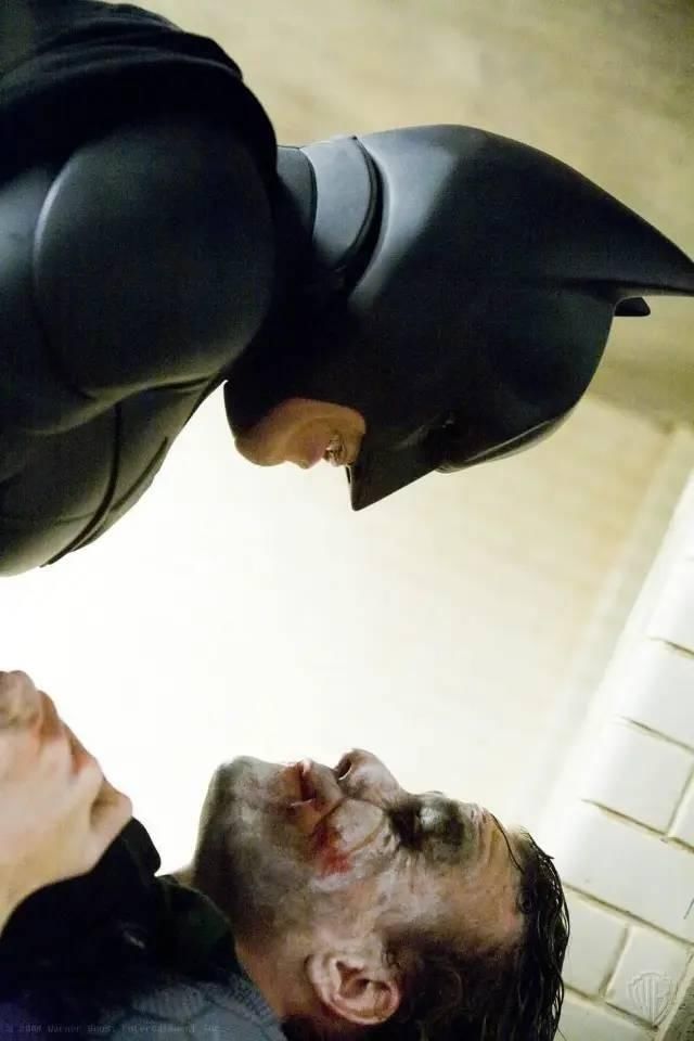 『蝙蝠侠』打败蝙蝠侠的小丑输了?不尬吹,独家新解《黑暗骑士》史诗三部曲