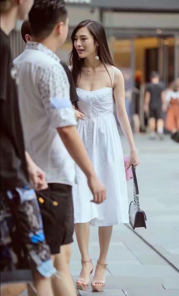 现在的年轻女性不仅身材苗条,穿着打扮也是尽显高挑有型的身材