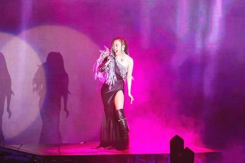 张靓颖够狠，穿开叉长裙配这么厚的长靴，网友：嫌自己腿不够粗？