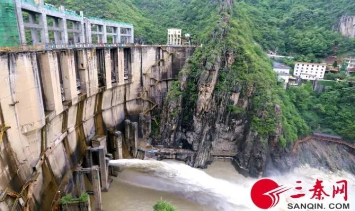 汉中石门水库泄洪，场面极为壮观！