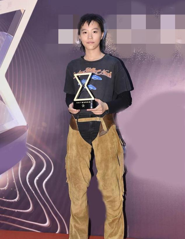 窦靖童洗掉了下巴线，裤子却让人犯尴尬症，网友：时尚过了也尴尬