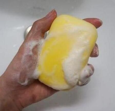 毛孔粗到成小洞，随手一扣都是白色小颗粒，说明内部暗藏过亿螨虫