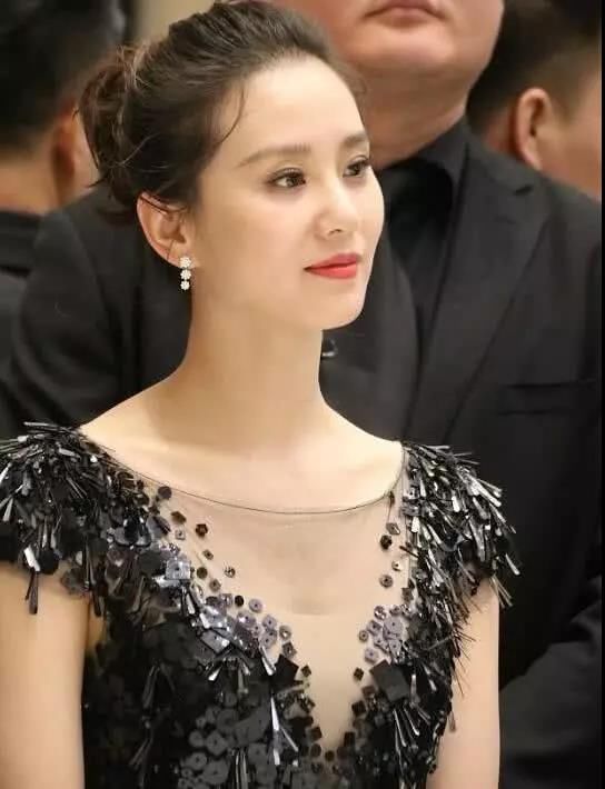 刘诗诗穿深V亮相，再加一件背心防止走光，网友:吴奇隆管的真严