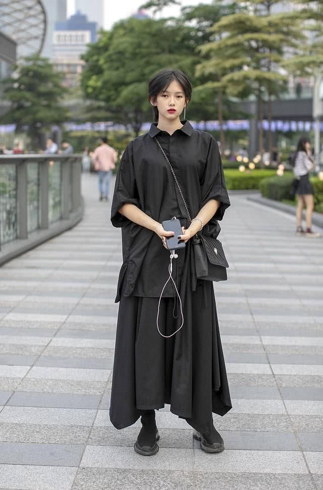 搭配:春末街拍时尚潮人穿搭,短裤短T更青春减龄,背心格纹裙优雅时尚