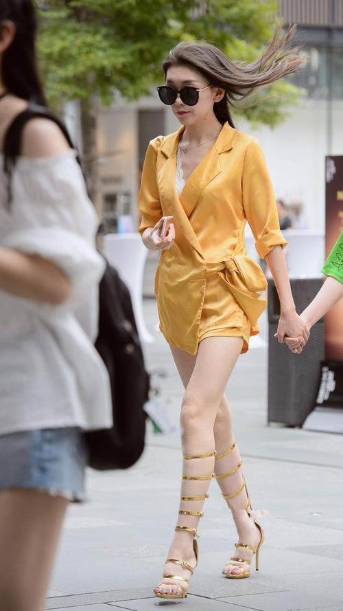 路人街拍：只要小姐姐身材好，吊带紧身裙不需要颜色多么鲜亮