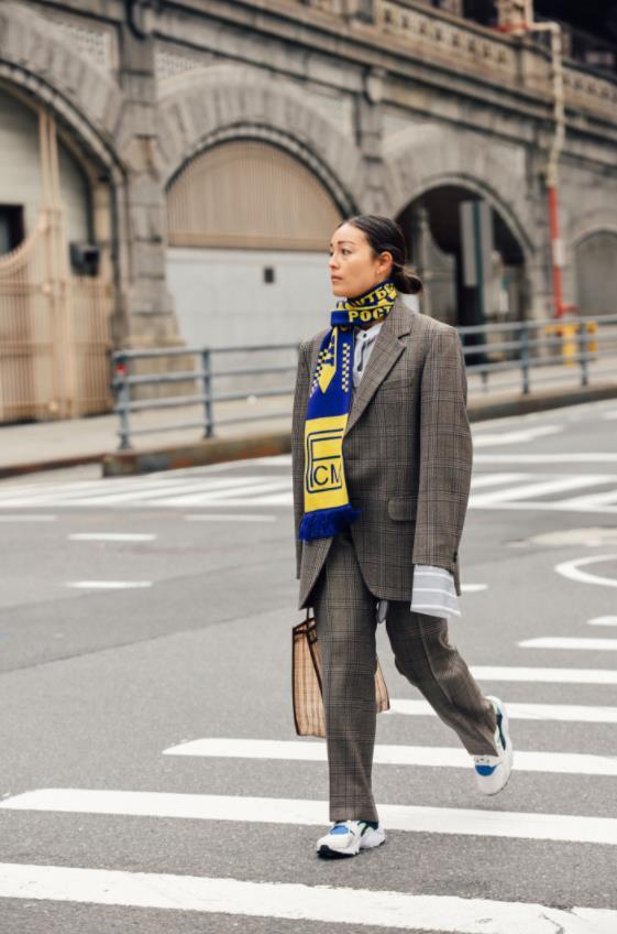 孟美岐亮相时装周,学吴谨言"充大头"却被何穗立秒?