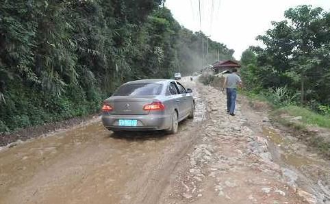 中国旅游团的老挝致命旅游，看看老挝的路有多差，你还敢去吗？