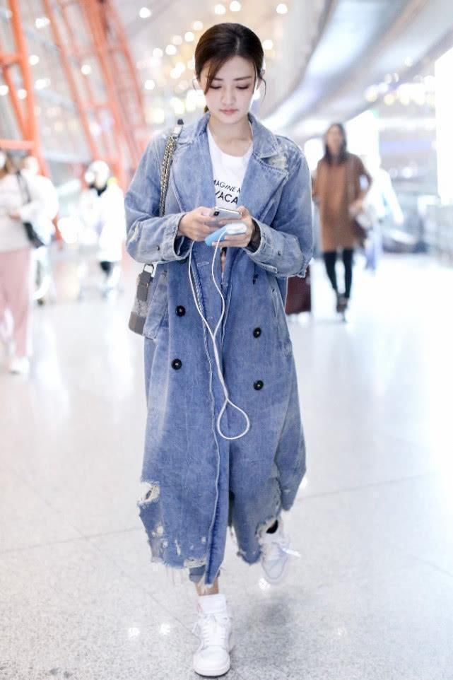 徐璐厉害了，她人这么瘦还背个这么大的包，看起来太累赘!