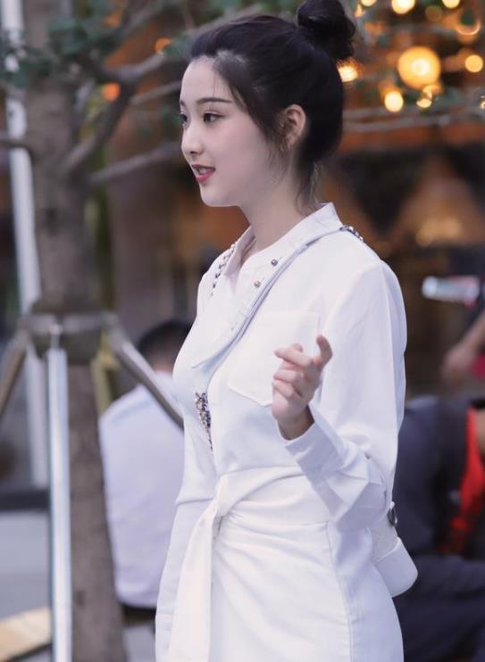 俏丽■街拍:俏丽的靓颜美女,身穿露肩长裙,笑容甜美可爱