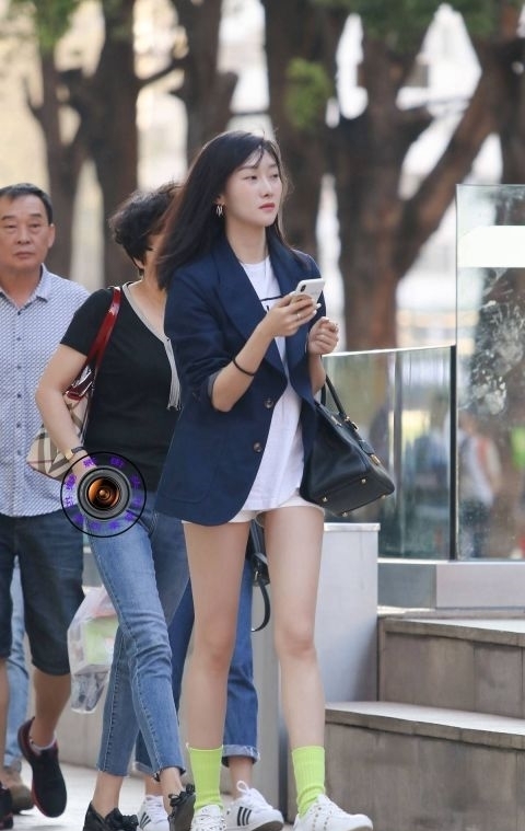 白鞋|时髦的姑娘,西装加短裤搭配小白鞋,混搭风格凸显清新唯美的气质