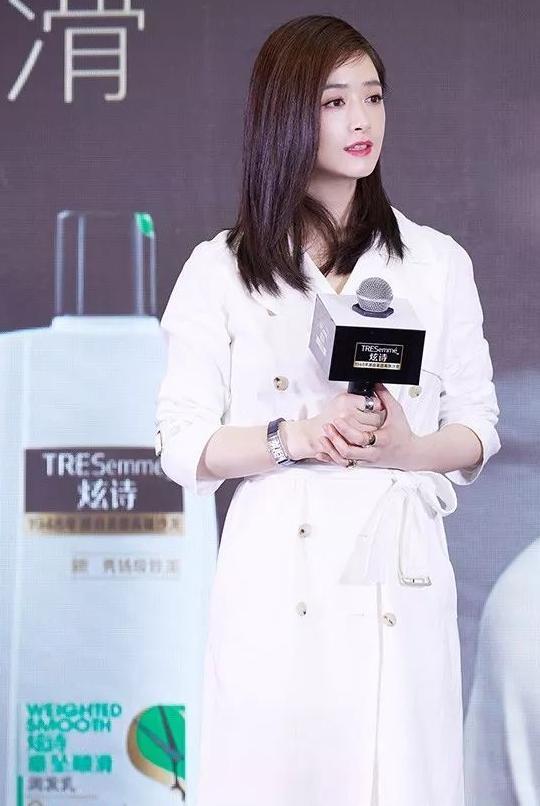 短发蒋欣画风变了！剪发堪比“整容”的还有谁？