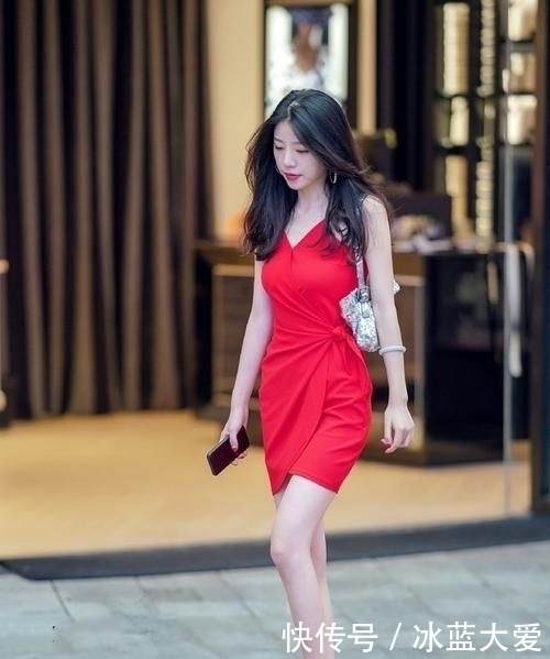  『瞬间』街拍：瞬间拉长身高比例还得看小姐姐的裙装，好气质穿出来！