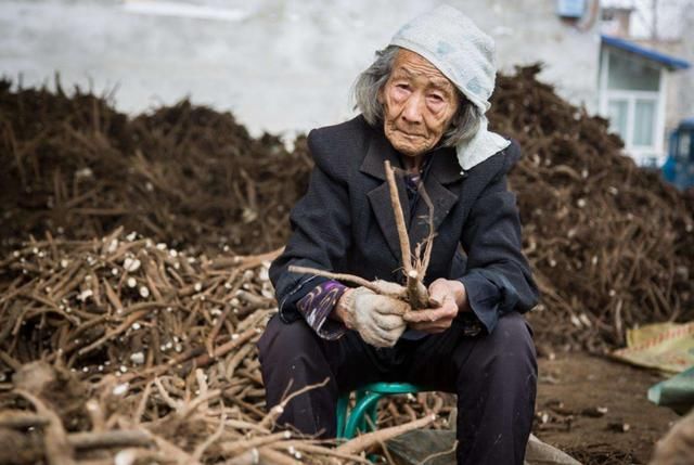 养老金“15连涨”，1.18亿人受益！可今年退休的老人却表示很无奈