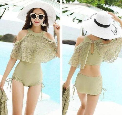 美女气质小姐姐身穿泳衣，展现出窈窕好身姿，显得洋气十足！