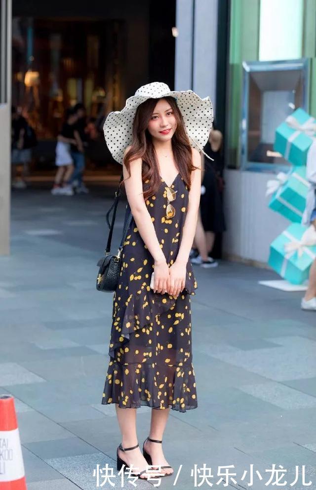 尖头:街拍:一双半透的丝袜结合一双尖头高跟鞋,能够穿出女神般的优雅气质