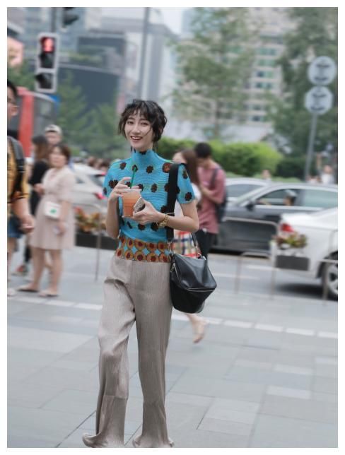 街拍：图六穿半透明衣服，隐约看到“文胸”，“尴尬指数”升高！