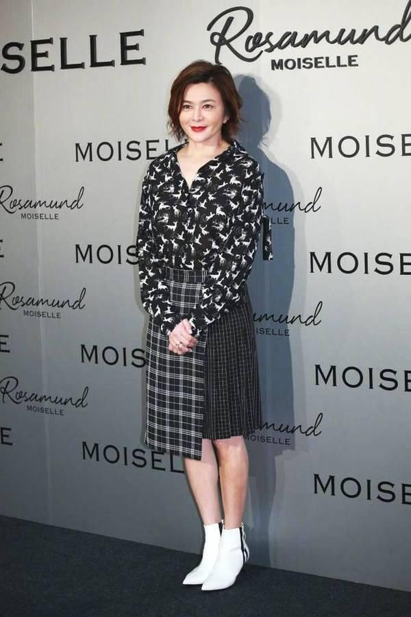 43岁佘诗曼败给56岁关之琳，只因为她穿了这样一双鞋！