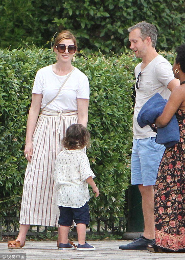 第75届威尼斯：安妮海瑟薇陪女儿摸雕像宠娃十级  坐公园墙头不怕